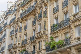immeuble haussmannien dans un quartier de Paris 16ème